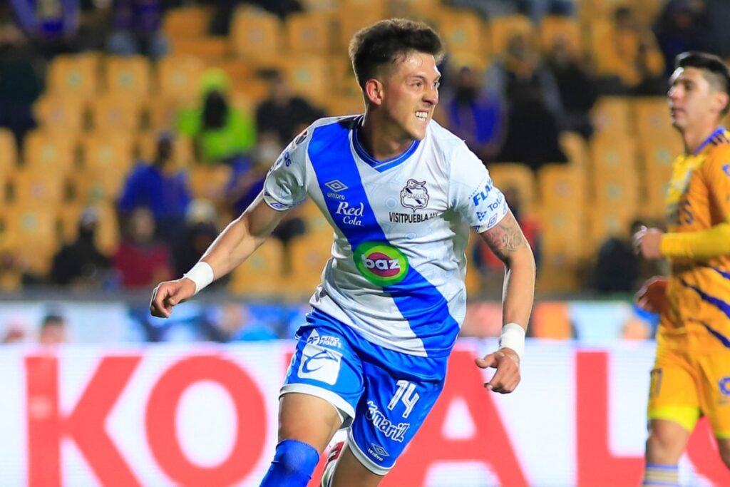 Pablo Parra defendiendo la camiseta de Puebla.