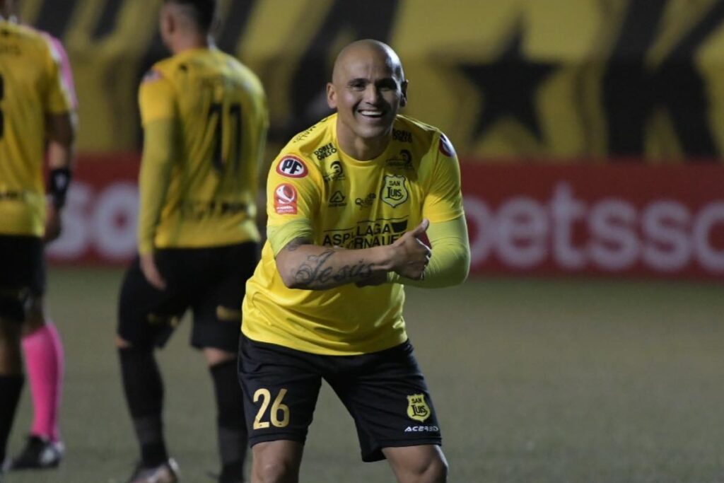 Humberto Suazo celebrando uno de sus goles con San Luis de Quillota frente a Deportes Santa Cruz.