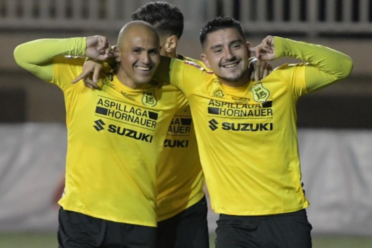 Humberto Suazo y Sebastián Parada celebrando uno de sus goles con San Luis de Quillota frente a Deportes Santa Cruz.