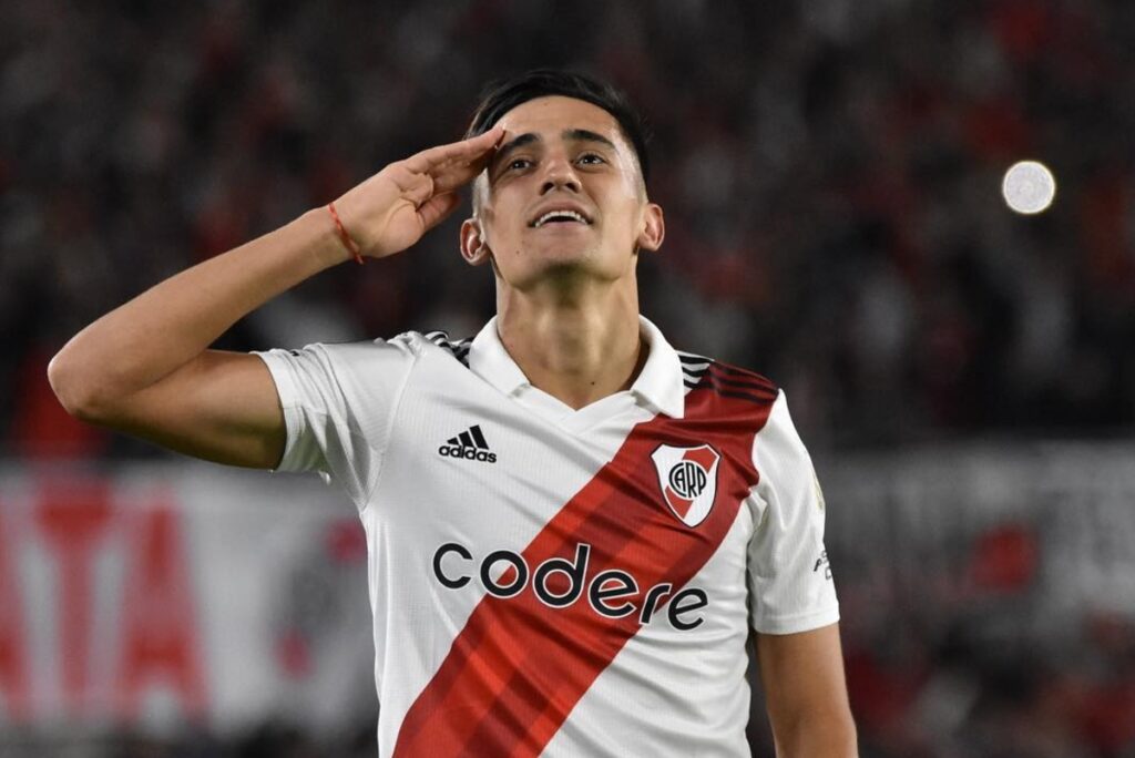 Pablo Solari realizando su celebración característica, tras un gol con la camiseta de River Plate,