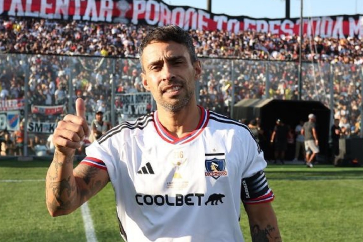 Jorge Valdivia con la camiseta de Colo-Colo en la despedida de Esteban Paredes en el Estadio Monumental.