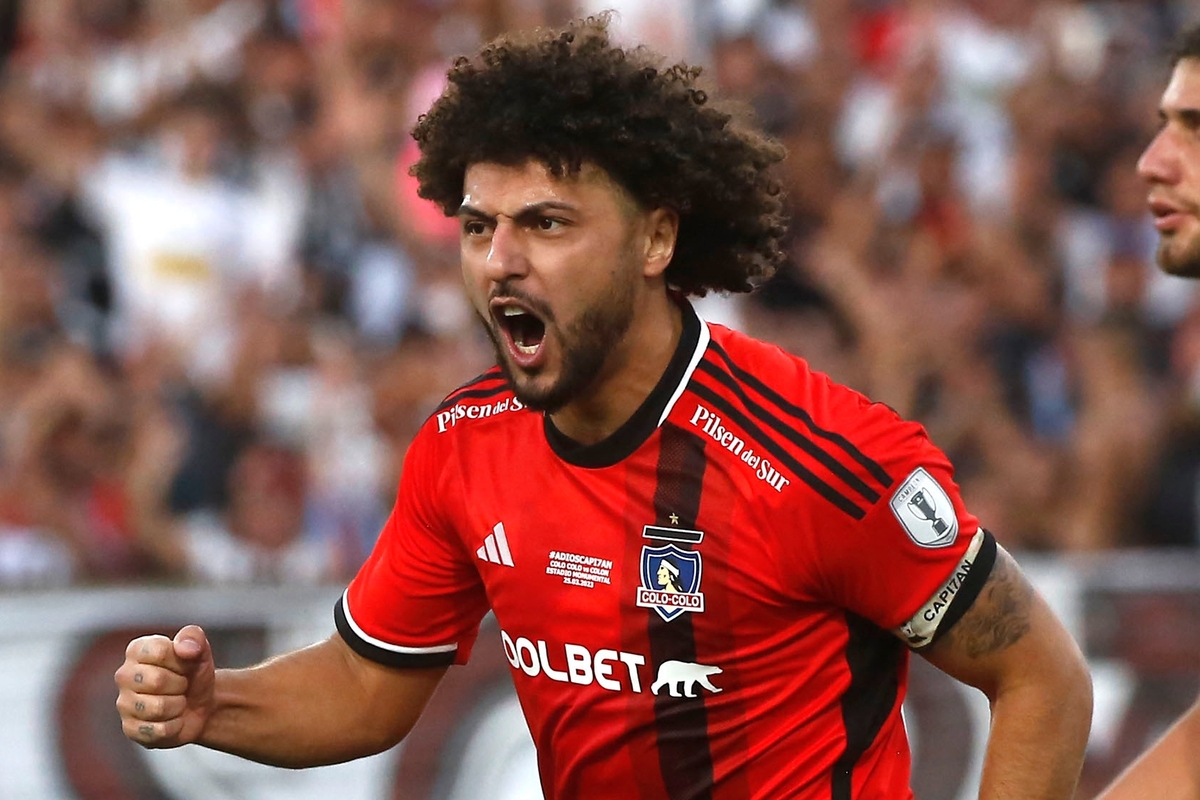 Maximiliano Falcón celebrando el gol que marcó con Colo-Colo contra Colón de Santa fe.