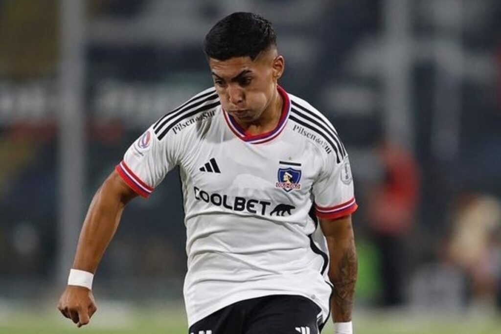 Jordhy Thompson jugando con la camiseta de Colo-Colo.