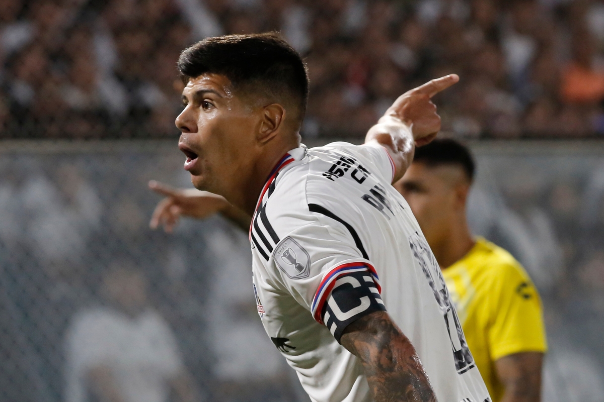 Esteban Pavez reclamando un cobro en un partido de Colo-Colo en el Estadio Monumental.