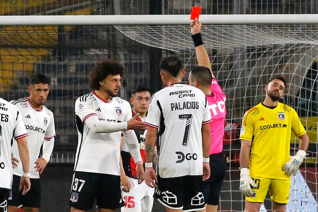 Maximiliano Falcón siendo expulsado por el juez de la derrota de Colo-Colo sobre Curicó Unido.