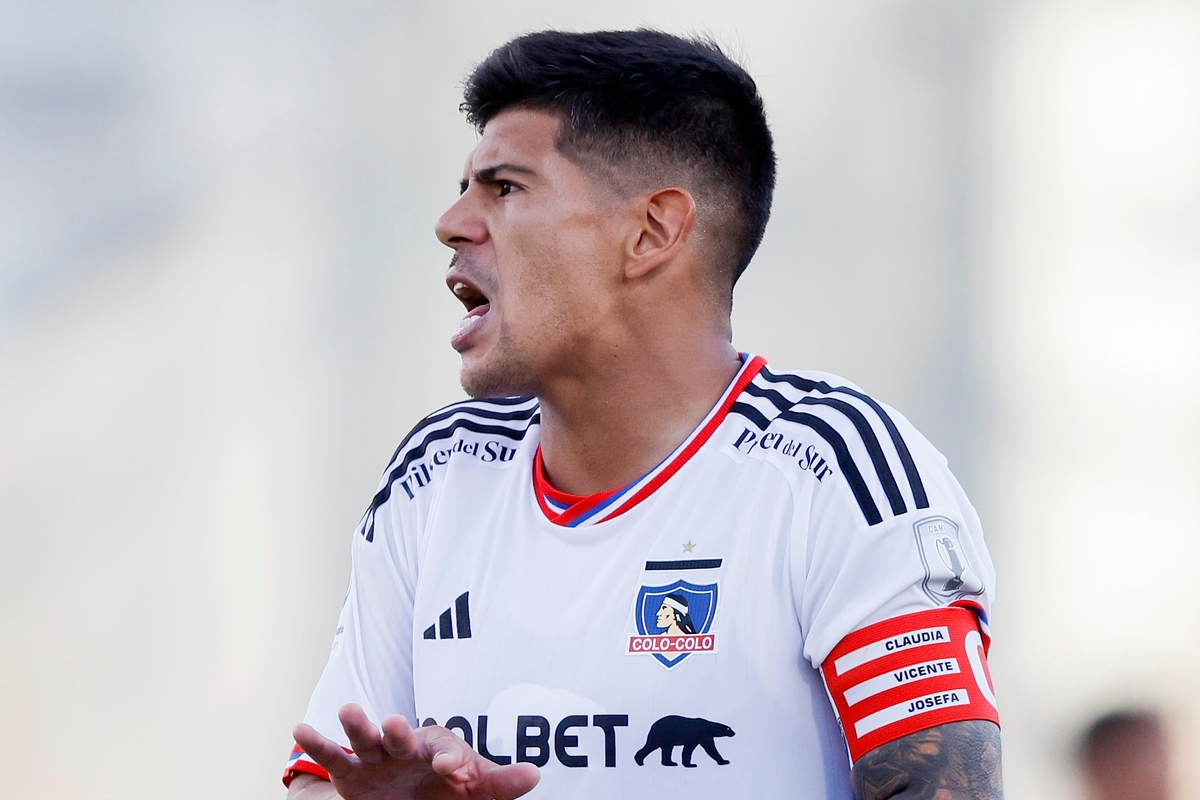 Esteban Pavez jugando un partido con la camiseta de Colo-Colo.