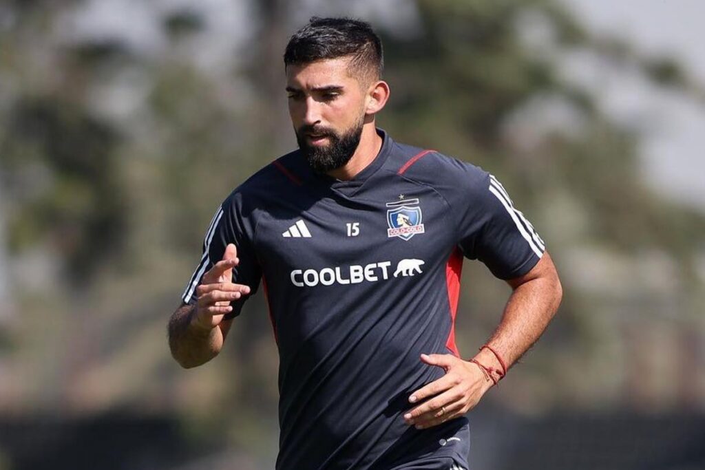 Emiliano Amor volviendo a los entrenamientos con Colo-Colo en el Estadio Monumental.