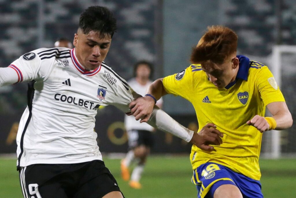 Damián Pizarro y Valentín Barco disputando un balón en el partido de Colo-Colo vs Boca Juniors en la Copa Libertadores.