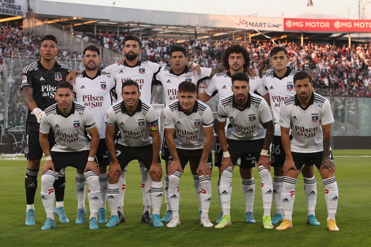 Plantel de Colo-Colo 2022 en el Estadio Monumetnal.