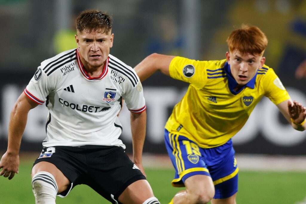 Leonardo Gil y Valentín Barco disputando el partido de Colo-Colo vs Boca Juniors por la Copa Libertadores.