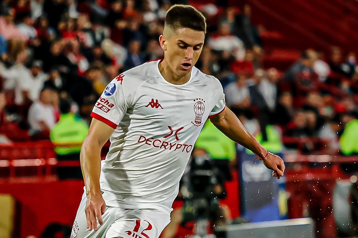 Guillermo Soto defendiendo la camiseta de Huracán en Argentina.