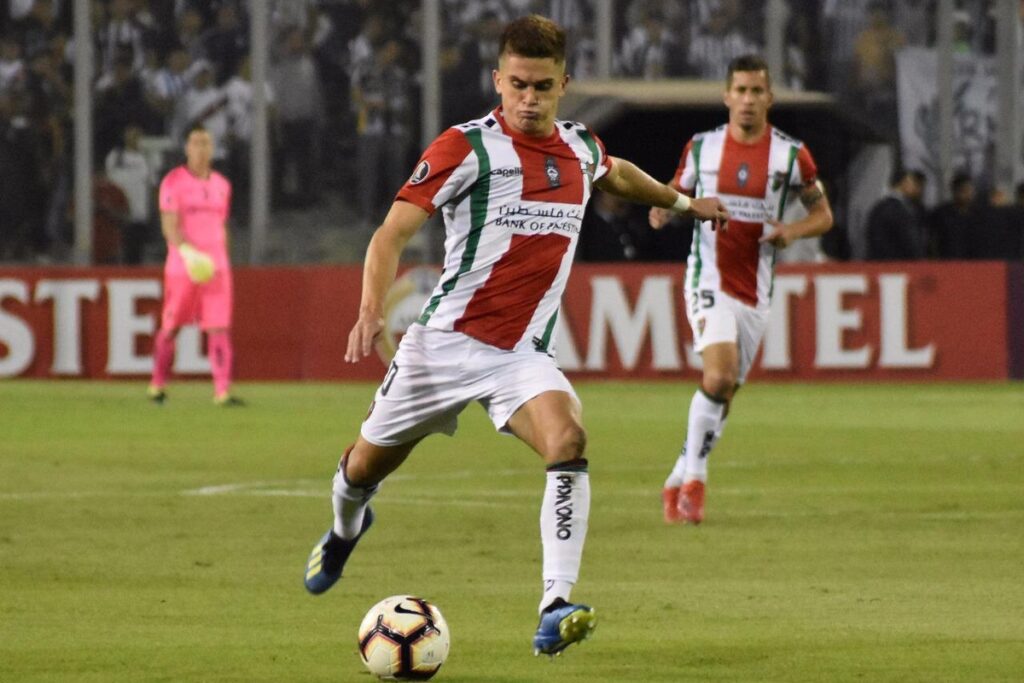 Guillermo Soto jugando con Palestino en el Estadio Monumental.