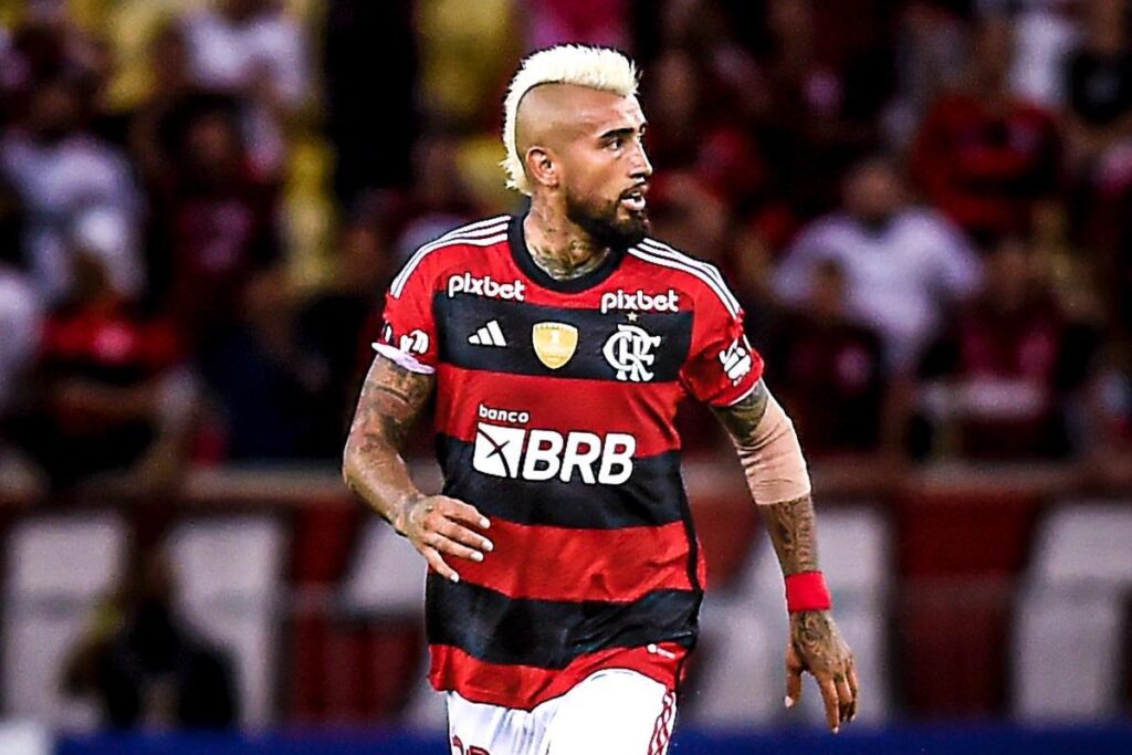 Arturo Vidal jugando con la camiseta de Flamengo