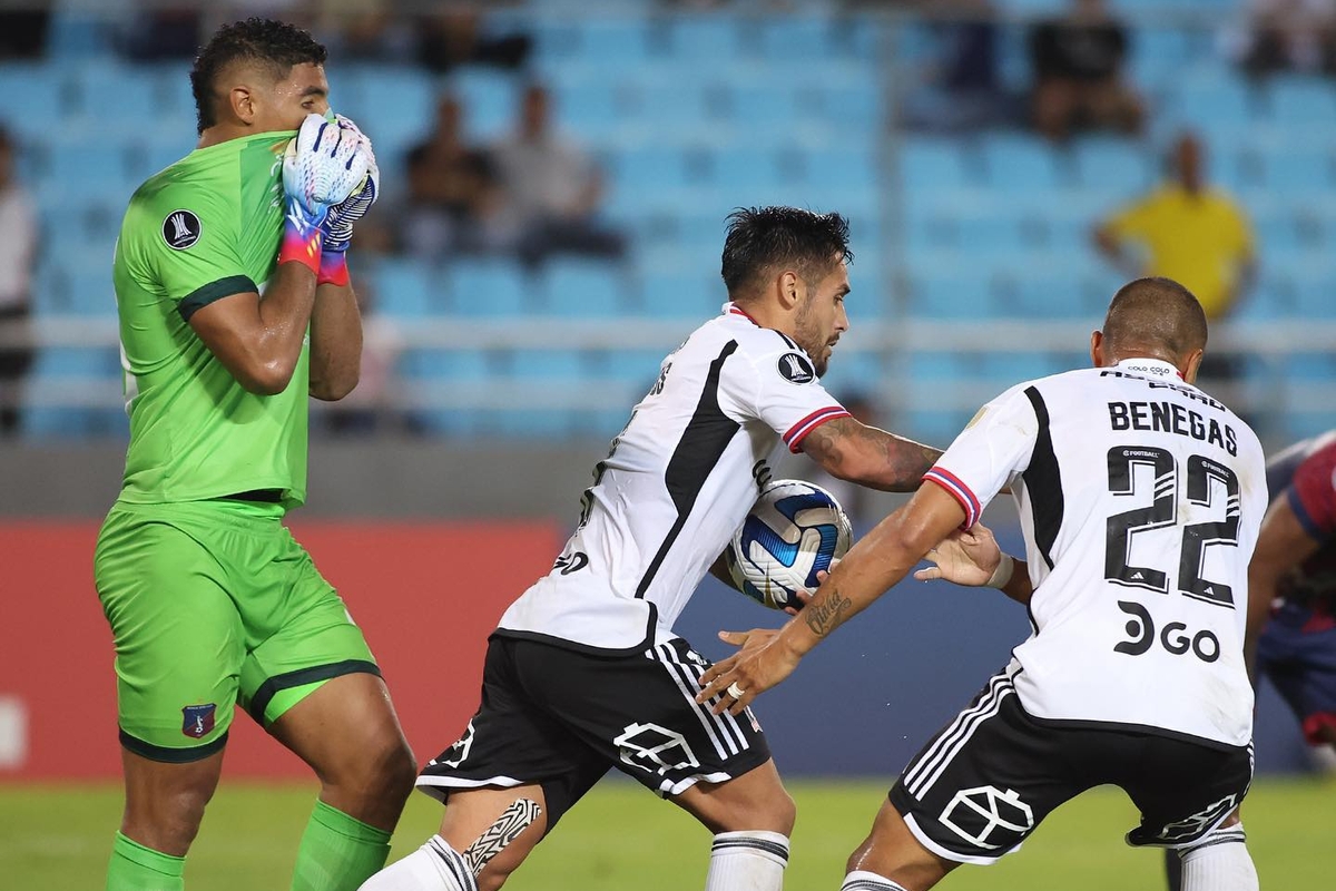 Marcos Bolados y Leandro Benegas celebrando el gol de Colo-Colo.