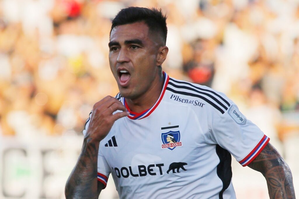 Darío Lezcano celebrando su segundo gol con la camiseta de Colo-Colo.