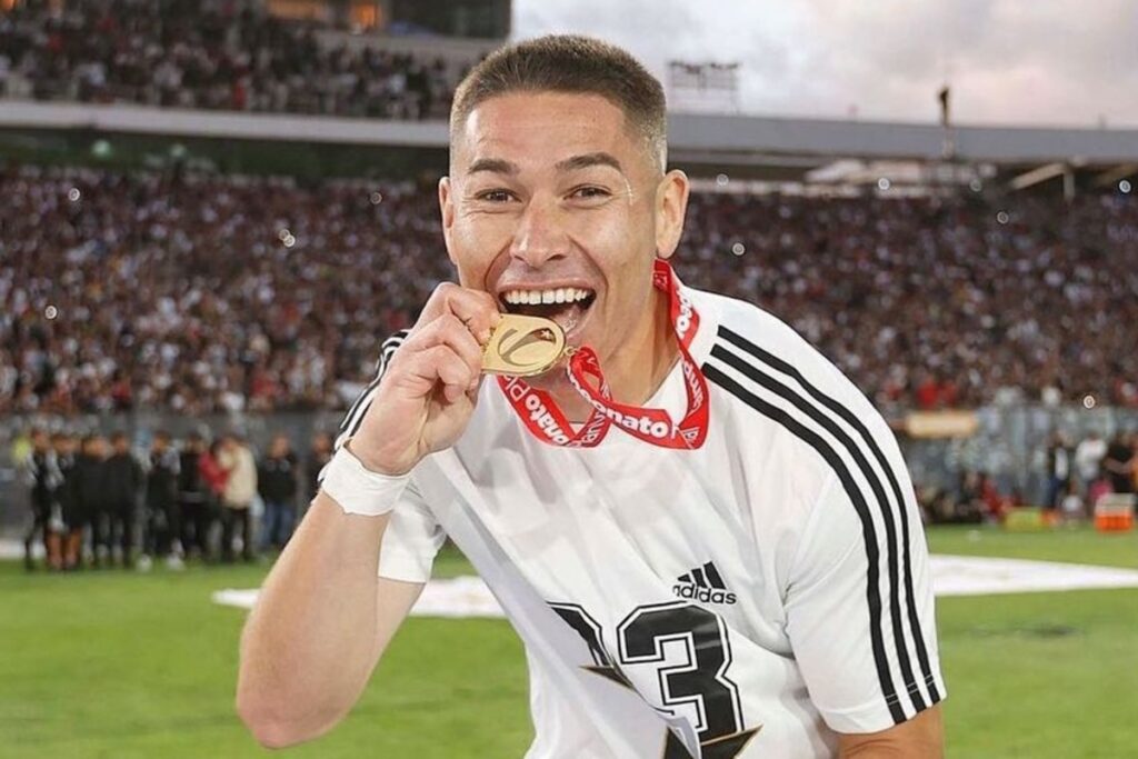 Óscar Opazo celebrando la obtención de la estrella 33 de Colo-Colo