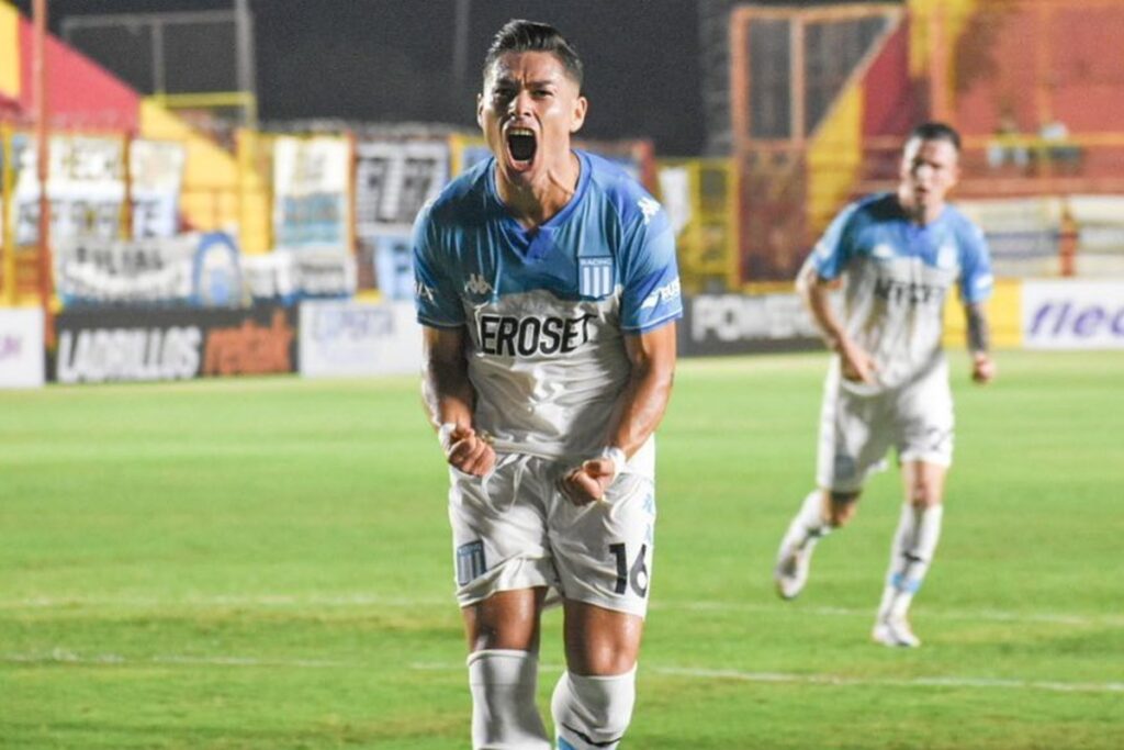 Óscar Opazo celebrando su primer gol con la camiseta de Racing de Avellaneda.