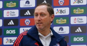 Luis Mena siendo presentado como el nuevo entrenador de la Selección Chilena Femenina, tras su salida de Colo-Colo Femenino.