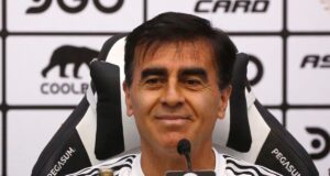 Gustavo Quinteros contento en una conferencia de prensa de Colo-Colo.