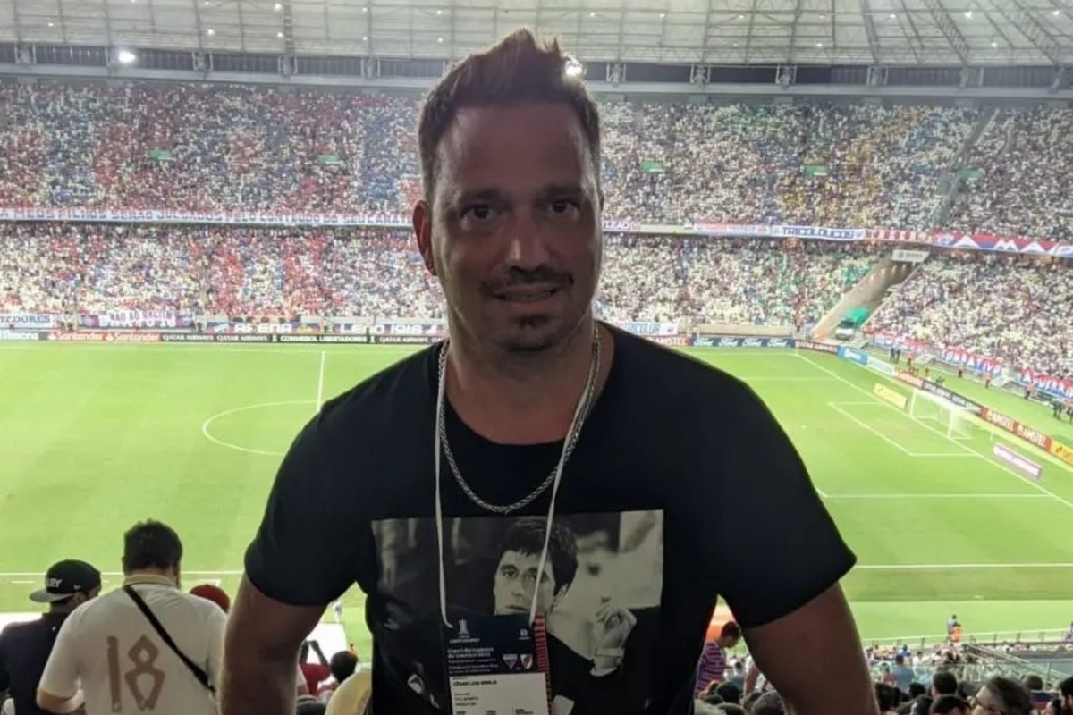 El periodista César Luis Merlo en un estadio.