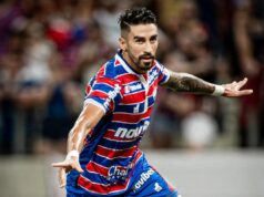 Juan Martín Lucero celebrando un gol con Fortaleza