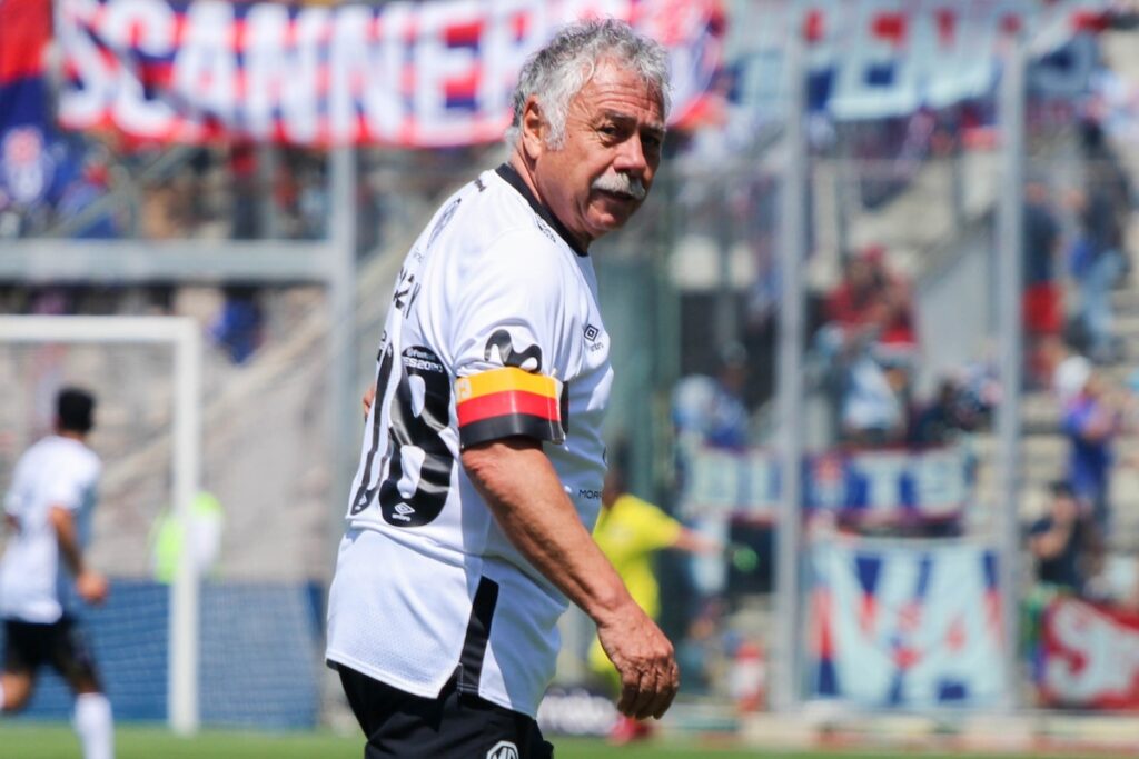 Carlos Caszely durante un partido de Colo-Colo vs Universidad de Chile