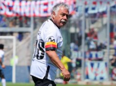 Carlos Caszely durante un partido de Colo-Colo vs Universidad de Chile