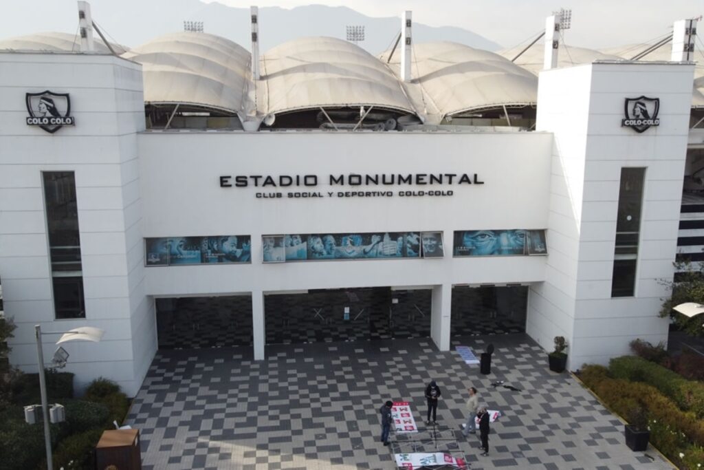 Frontis del Estadio Monumental.