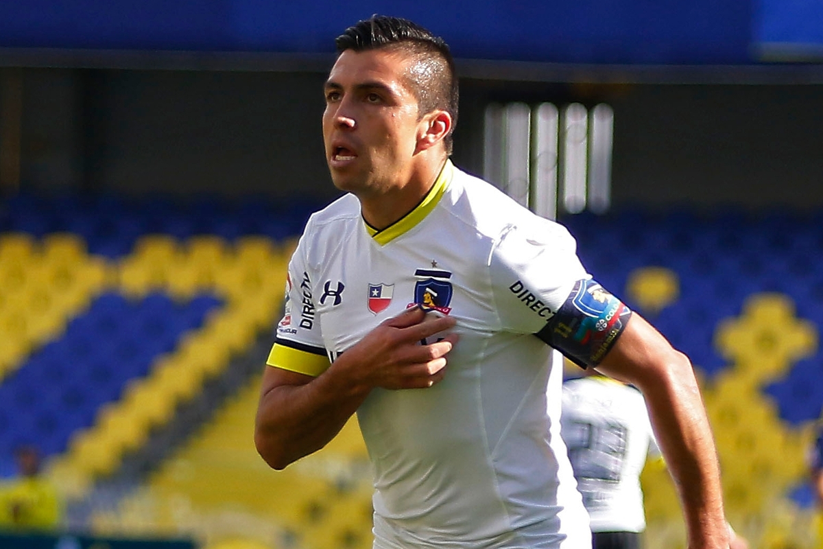 Gonzalo Fierro celebrando un gol de Colo-Colo frente a la Universidad de Concepción.