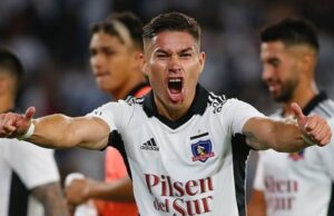 Óscar Opazo celebrando un triunfo con la camiseta de Colo-Colo.