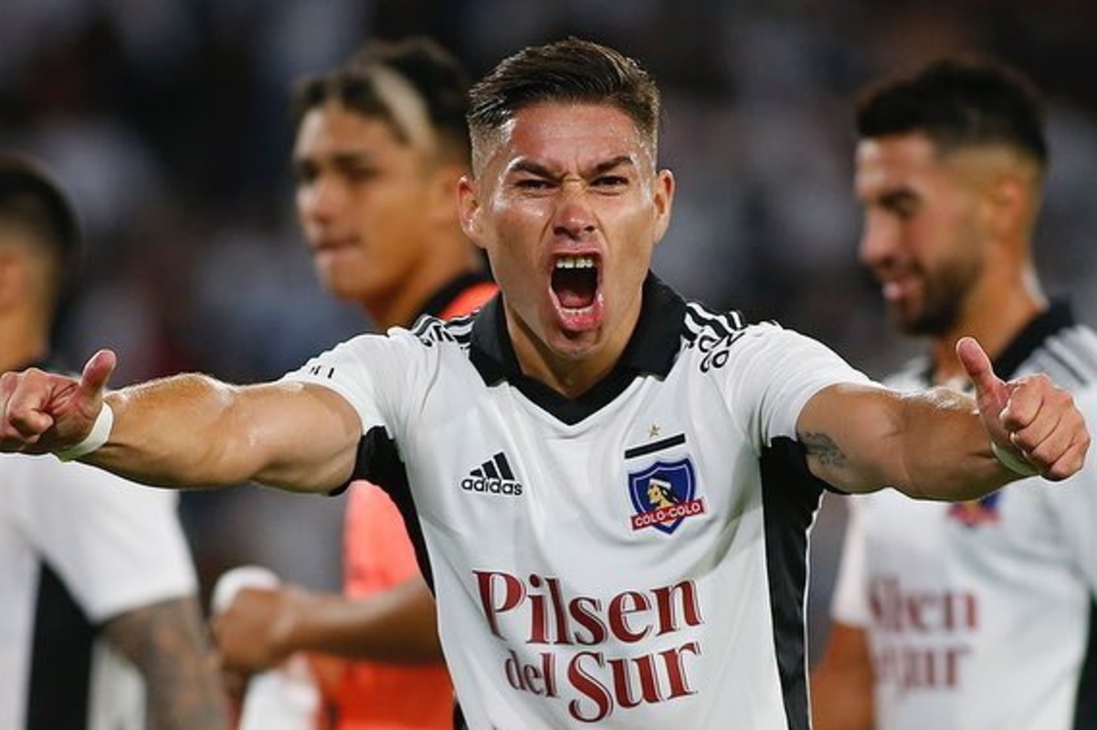 Óscar Opazo celebrando un triunfo con la camiseta de Colo-Colo.