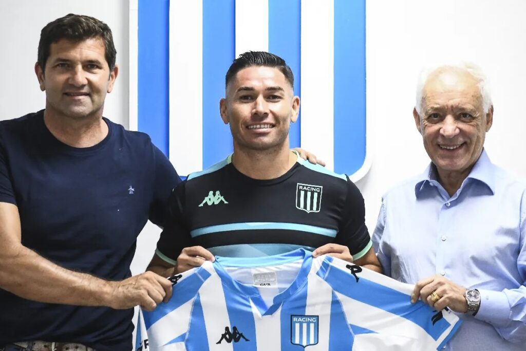 Óscar Opazo en su presentación como nuevo jugador de Racing Club.