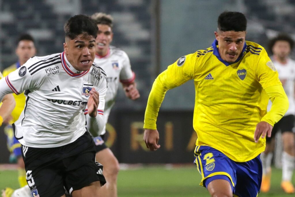 Damián Pizarro disputando un duelo en el partido de Colo-Colo vs Boca Juniors por la Copa Libertadores.