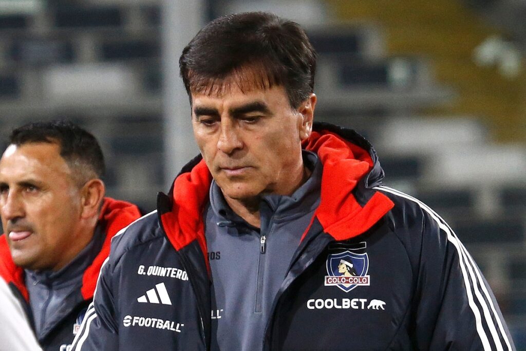 Gustavo Quinteros saliendo del campo de juego, tras una derrota de Colo-Colo en el Estadio Monumental.