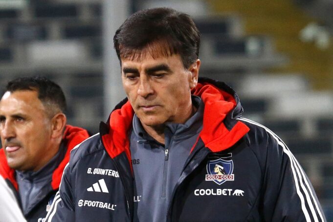 Gustavo Quinteros saliendo del campo de juego, tras una derrota de Colo-Colo en el Estadio Monumental.