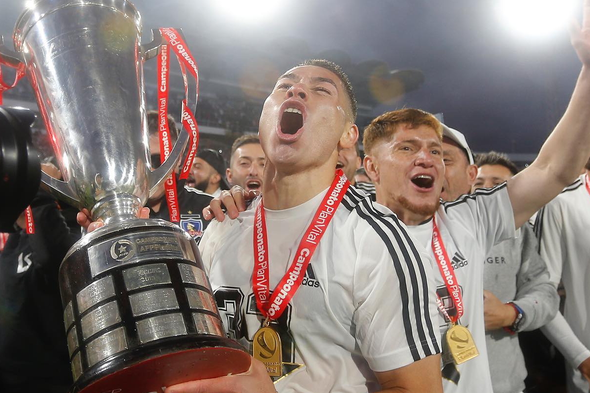 Óscar Opazo celebrando la obtención de la estrella 33 con Colo-Colo