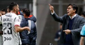 Gustavo Quinteros conversando con el jugador de Colo Colo Ramiro González