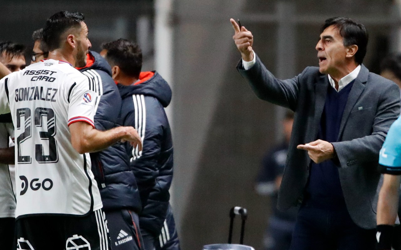 Gustavo Quinteros conversando con el jugador de Colo Colo Ramiro González