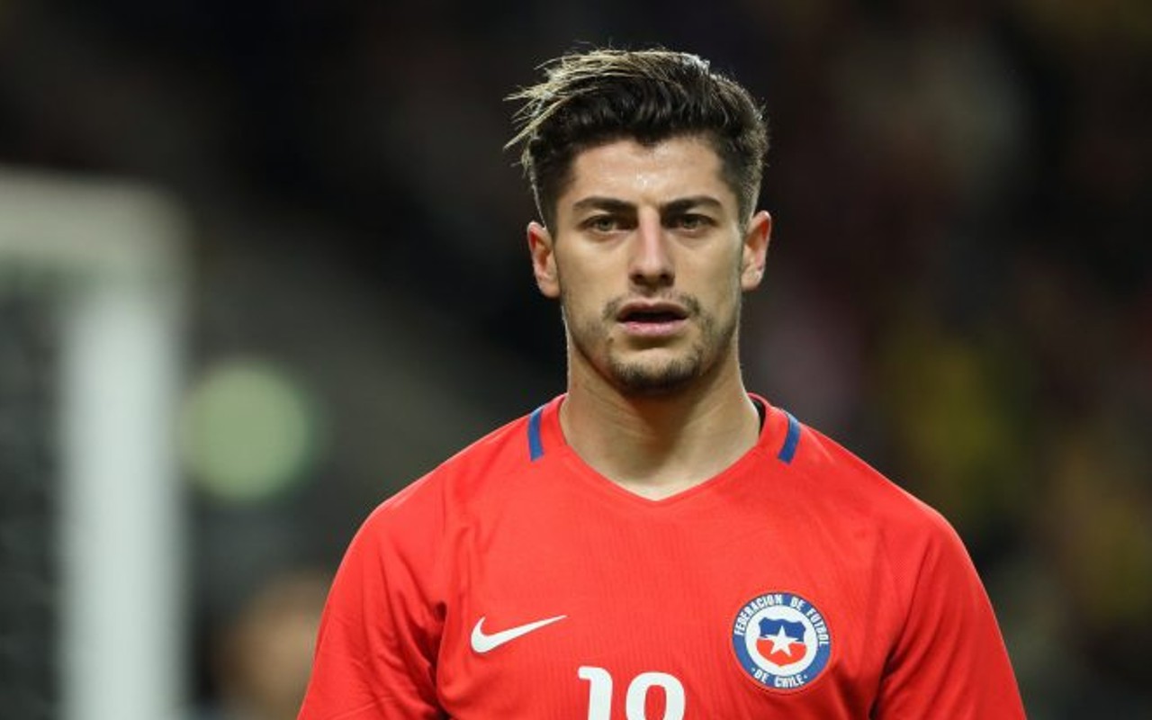 Ángelo Sagal mirando fijamente con la camiseta de Chile