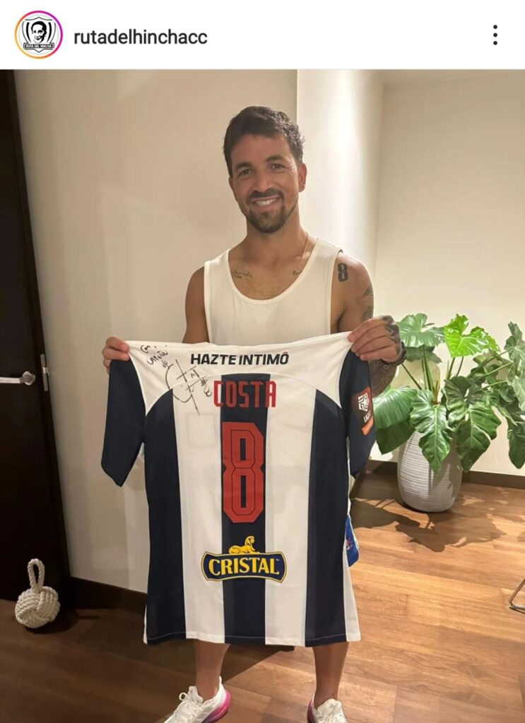 Gabriel Costa posando con la camiseta de Alianza Lima, que donó para La Ruta del Hincha