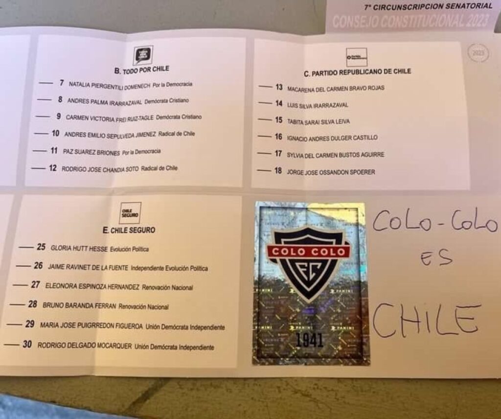 Voto de un usuario que escribió "Colo-Colo es Chile" en la papeleta de la elección del Consejo Constitucional 2023.