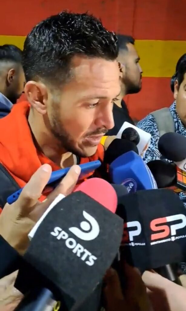 Ramiro González conversando con los medios de comunicación, en la zona mixta del Estadio Santa Laura, tras la igualdad entre Colo-Colo y Unión Española.