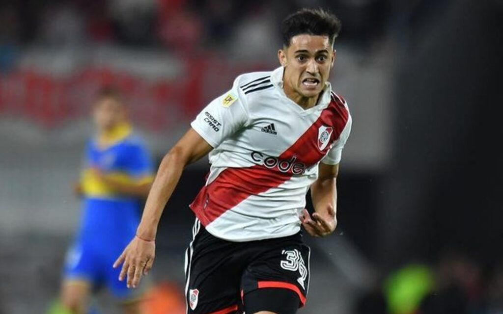 Pablo Solari corriendo con la camiseta de River Plate