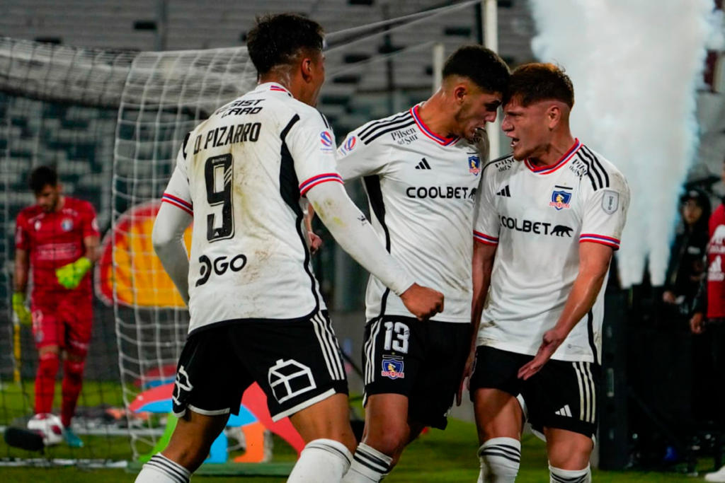 Leonardo GIl celebrando un gol con la camiseta de Colo-Colo junto a Bruno Gutiérrez y Damián Pizarro.