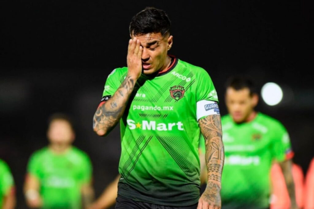 Darío Lezcano saliendo frustrado del terreno de juego con FC Juarez.