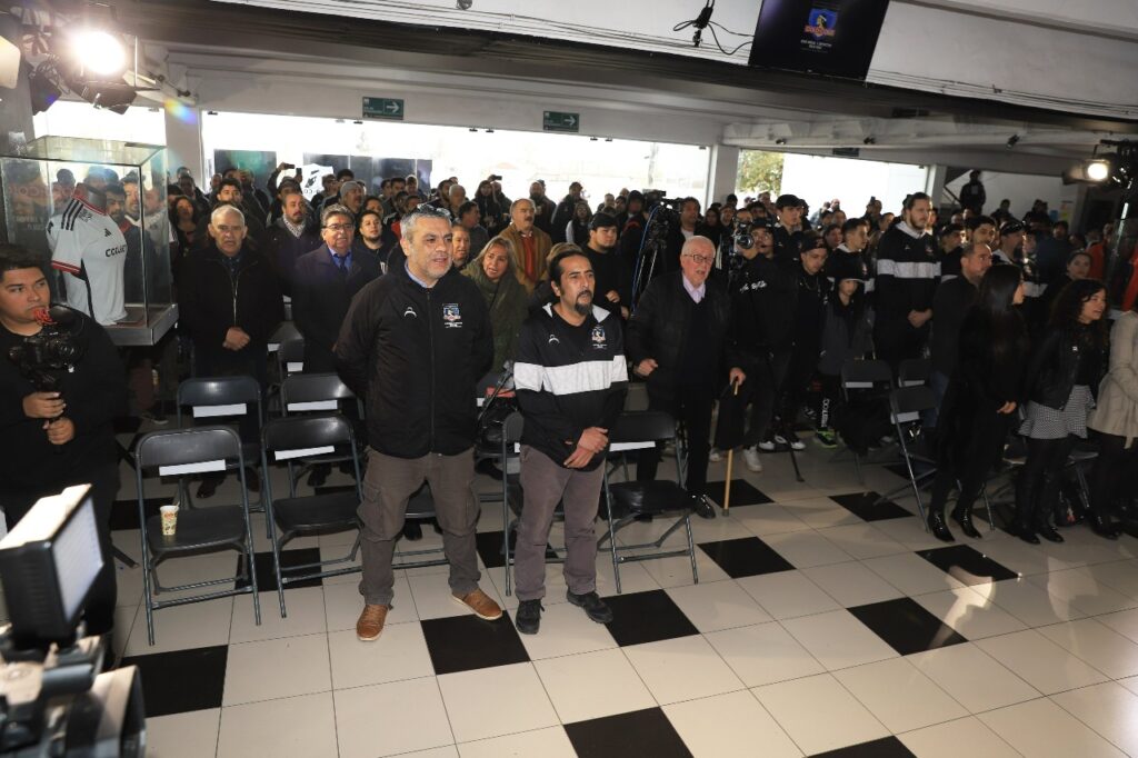 Socios y Socias del CSD Colo Colo reunidos en el Estadio Monumental