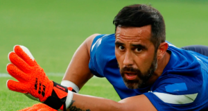 Claudio Bravo en el suelo en medio de un entrenamiento de portero.