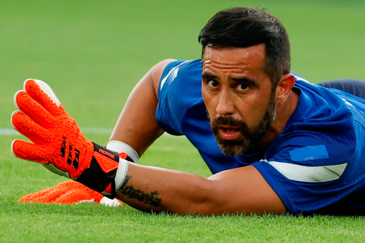 Claudio Bravo en el suelo en medio de un entrenamiento de portero.