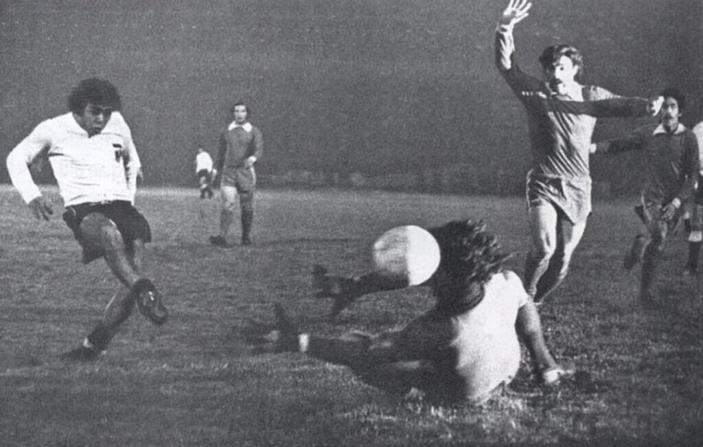 Carlos Caszely jugando la final de la Copa Libertadores 1973 entre Colo-Colo vs Independiente