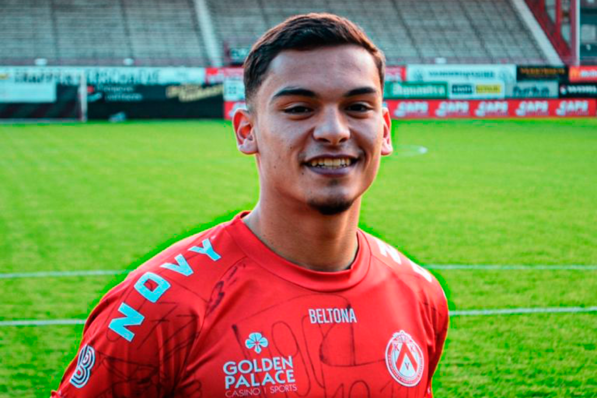 Primer plano a Nayel Mehssatou sonriendo con la camiseta del K. V. Kortrijk